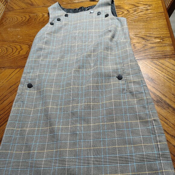 Dresses & Skirts - slevless jumper dress with button details